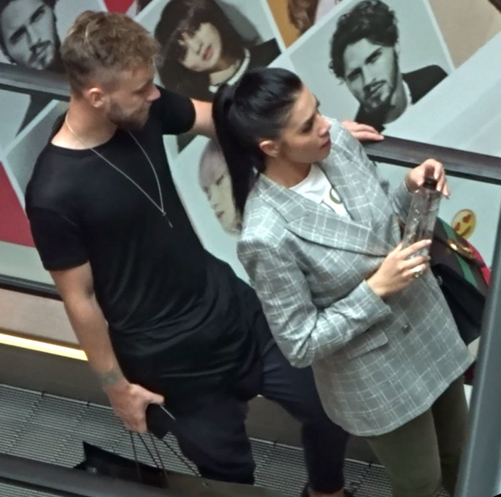 Alex şi Cristina au terminat sesiunea de shopping şi se îndreaptă spre ieşirea din mall