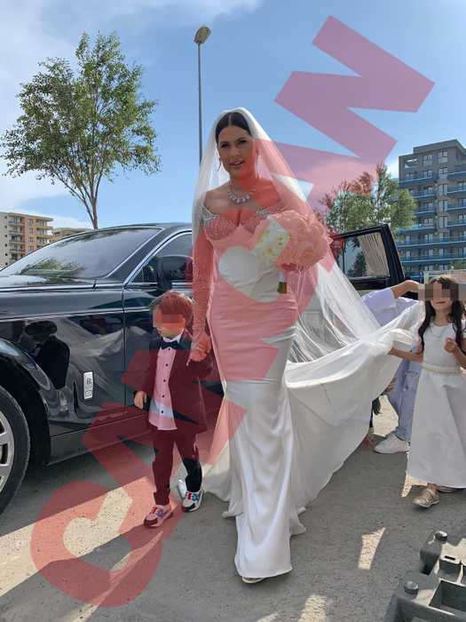 Rochia purtată de Roxana Dobre este creație semnată de Cristina Săvulescu, cea mai în vogă și cunoscută creatoare de modă, și este făcută la comandă
