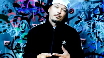 Puya, cea mai bizară ținută de naș de cununie! Sacou, șapca în cap și...