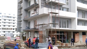 Ce tragedie! A căzut de la etajul 5 după ce a vrut să-și facă o poză cu prietenii! “S-a lovit de aparatul de aer condiționat și...”