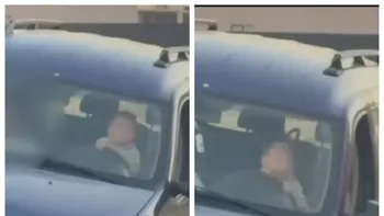 Anchetă după ce un bebeluș de 11 luni a fost pus la volan. Mama, o adolescentă de 17 ani, a filmat totul