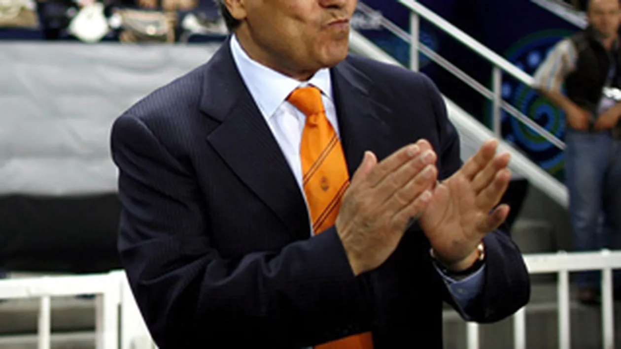 Mircea Lucescu doarme cu Biblia sub perna! Sotia i-a adus si cateva carti de rugaciuni!