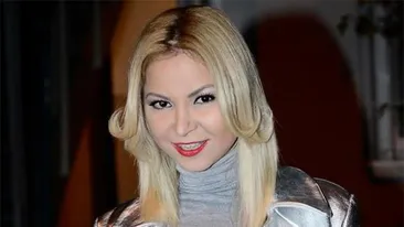 Pe ea nu ai mai vazut-o in aceasta ipostaza! O cantareata de la noi a pozat fara sutien si cu fundul la vedere