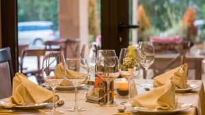 „Schema” de pe litoral care face gaură în buzunarele patronilor. Un cuplu a comandat cel mai scump preparat din meniul unui restaurant, dar n-a plătit consumația. Ce s-a întâmplat la scurt timp