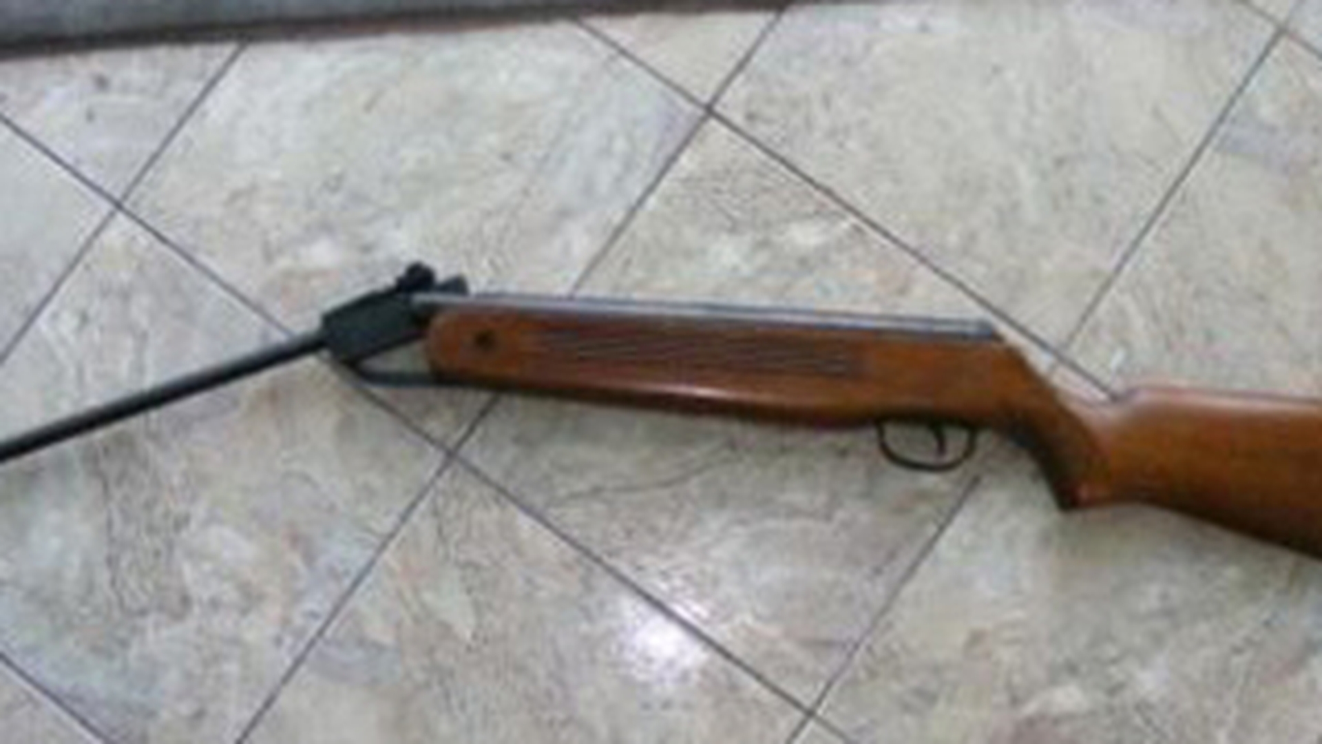 S-a saturat de viata! Un barbat s-a impuscat in ureche cu o arma de vanatoare!