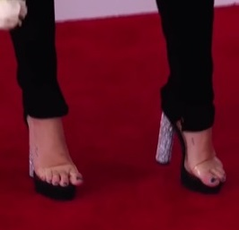 Upsi-Ups! A comis-o grav pe covorul roşu de la premiile Grammys. Ochii tuturor au fost la picioarele ei
