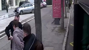 Clipe de coșmar pentru un constănțean, după ce a fost încătușat pentru că asculta manele într-un autobuz! Ce l-au pedepsit polițiștii la secție