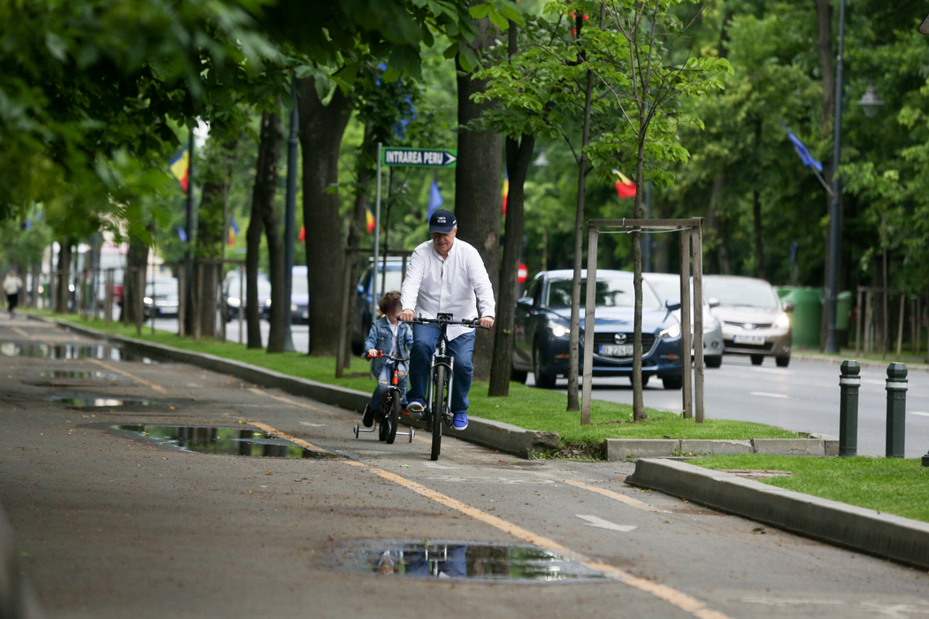Călin Popescu Tăriceanu & juniorul s-au “întrecut” cu bicicletele pe Kiseleff