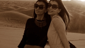 Surorile Monica si Ramona Gabor au pozat sexy in desert. Vezi detaliul BOLNAVICIOS care a stricat tot. "Asta e boala de la cap!"