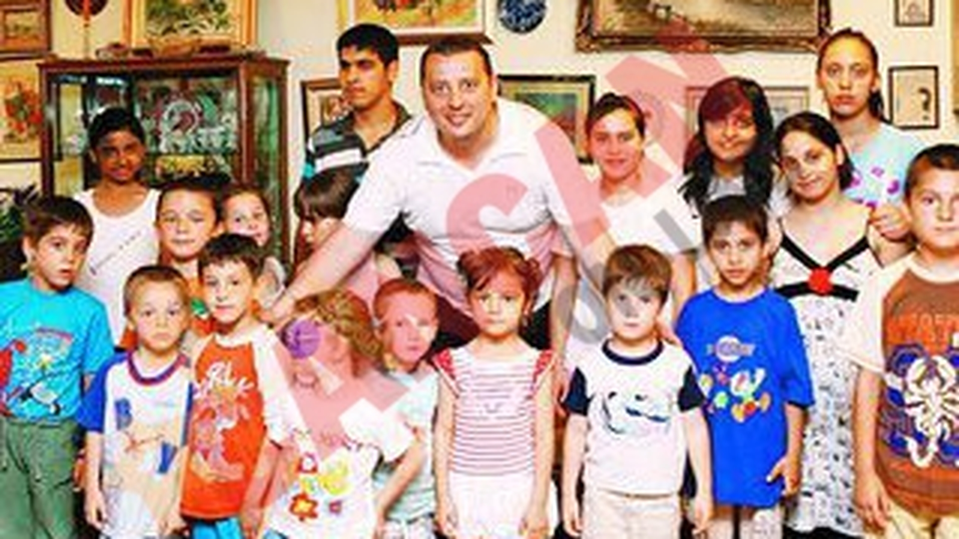 A "adoptat" zeci de copii