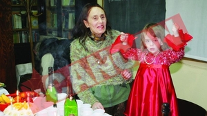 Fetita celei mai batrane mame din lume, serbata cu sampanie la 3 ani