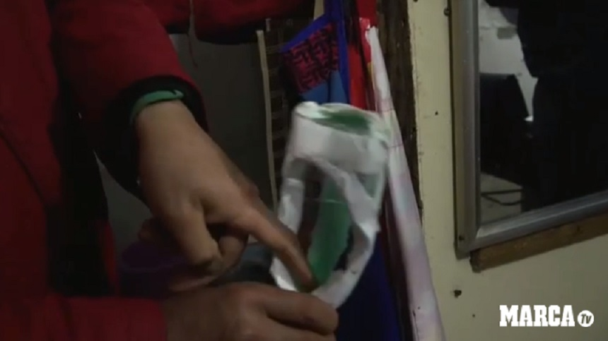 Noua modă, în plină pandemie! Un frizer din Wuhan a creat o „mască” dintr-o sticlă de plastic și din hârtie igienică