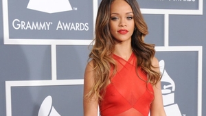 La 4 ani după ce Chris Brown a snopit-o în bătaie, Rihanna a venit cu el la Grammy! Uite ce rochie transparentă a avut
