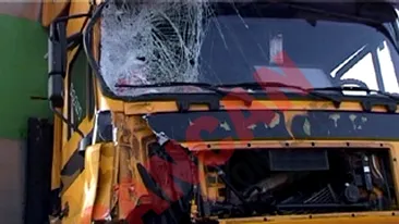Grav accident auto cu raniti si masini avariate! Microbuz spulberat de TIR pe DN 1