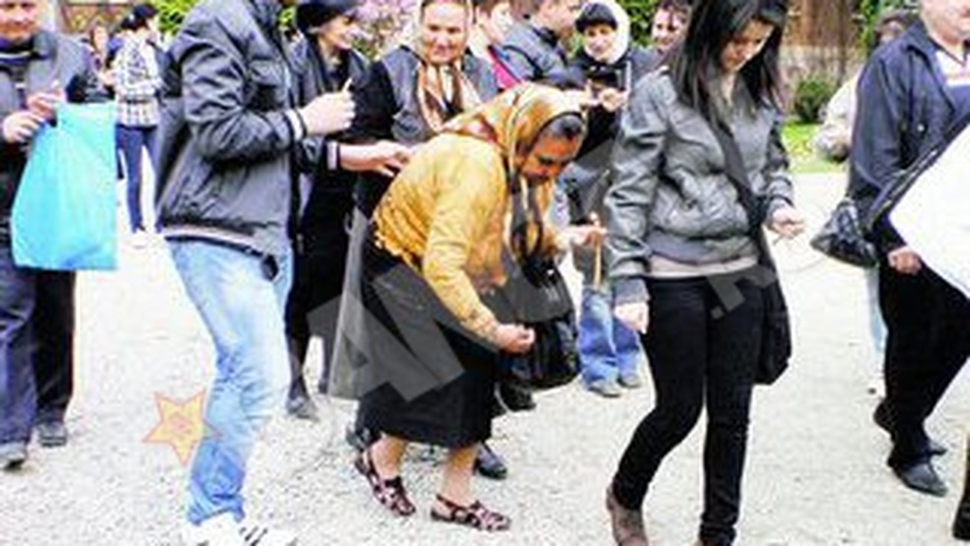 Credinciosii aduna pietre "sfinte" de pe alei
