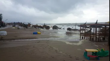 Inundații în Constanța! Mașinile plutesc pe străzi! Trafic blocat în Mamaia!