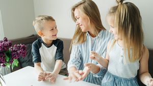 Părinții vaccinați anti-Covid-19 vor putea primi concediu să stea acasă cu copiii carantinați
