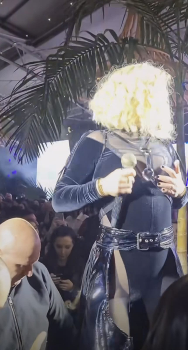 Loredana Groza și-a înfierbântat fanii la Fratelli / Sursă foto: captură video