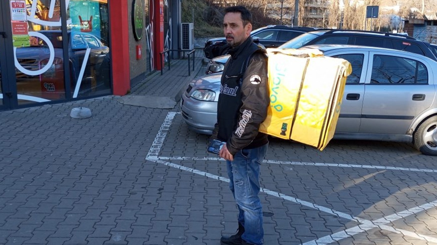 Ireal câți lei a câștigat într-o singură săptămână Florin din Cluj, ca livrator Glovo