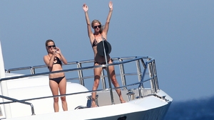 Surorile Hilton, Paris si Nicky, se distreaza la Saint-Tropez