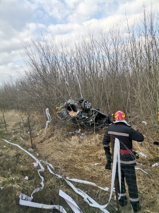 Accident grav pe A1. Impact între trei autoturisme. O mașină răsturnată și o victimă încarcerată