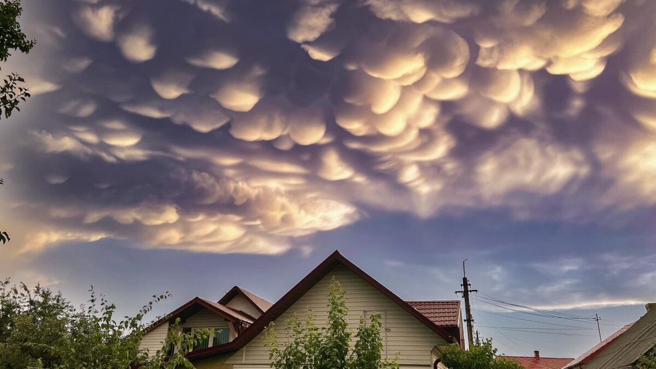 Ce a apărut pe cerul Rădăuțiului, cu o zi înainte de Rusalii. Un localnic a surprins fenomenul spectaculos. FOTO
