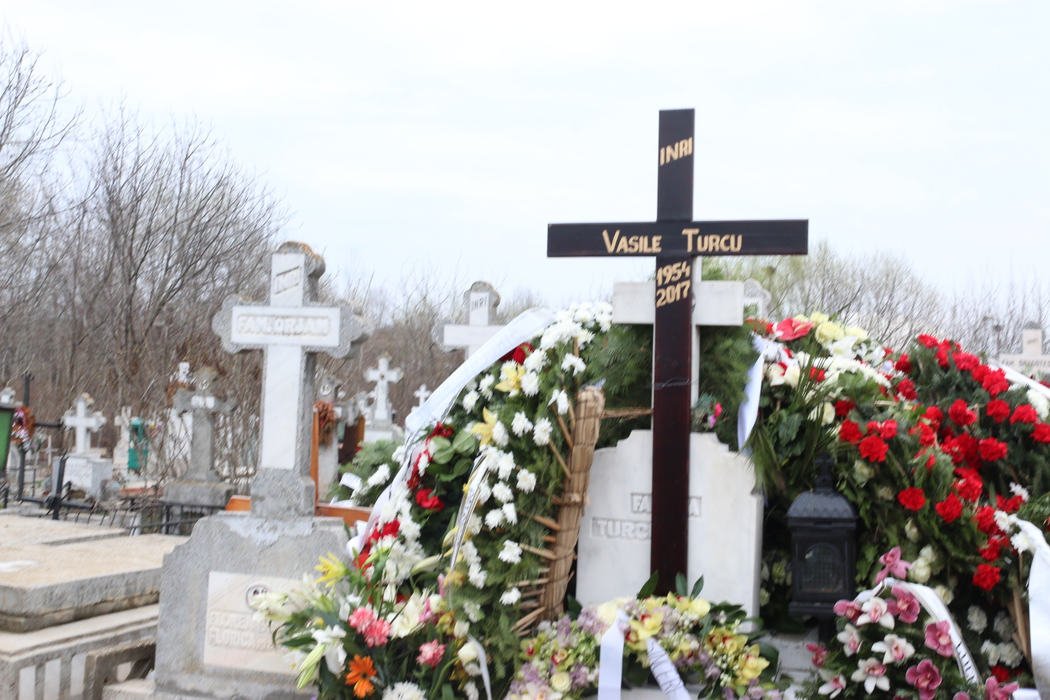 Cei care au dorit să lase un omagiu la mormântul lui Vasile Turcu au depus un număr absolut impresionant de coroane şi flori, majoritatea în culorile alb şi roşu, emblematice pentru Clubul Dinamo, al cărui acţionar a fost pentru o perioadă bună de timp.