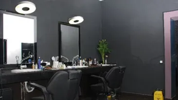 Uite cum arata interiorul salonului unde a avut loc macelul! Aici au murit doua persoane si alte sase au fost grav ranite