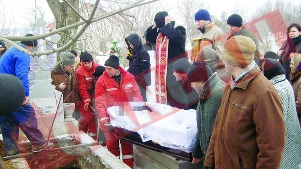 Sinucigasul de la Opera, ingropat in cavoul pregatit pentru parinti