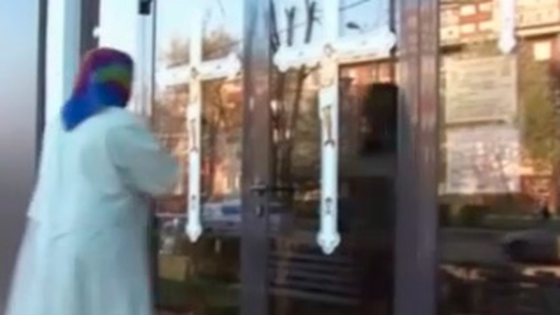 Sute de oameni se roaga intr-o biserica amenajata la parterul unui bloc din Hunedoara! Pe gemurile termopan au fost lipite doua cruci din hartie