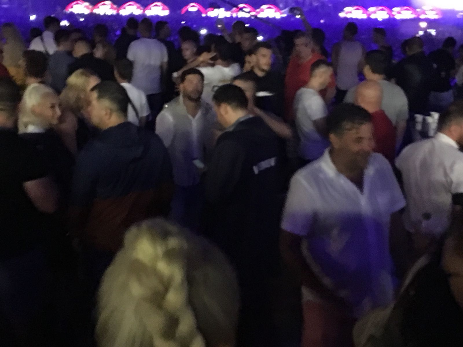 Adrian Cristea, apariție surprinzătoare la Untold! Cum s-a ferit “Prințul” de ploaia care nu a stricat cheful petrecăreților de la festival