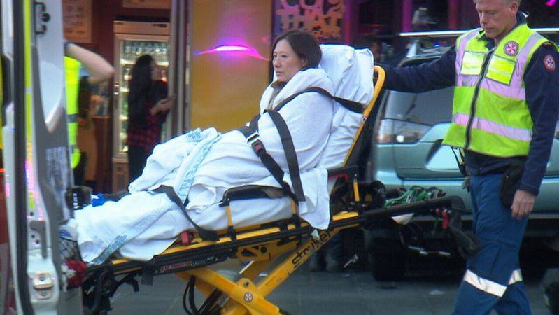 O maşină a intrat în mulţime la Sydney. Cel puţin cinci persoane au fost rănite, inclusiv un bebeluş