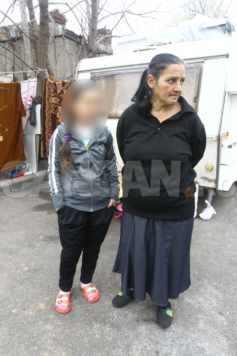 IMAGINI TULBURĂTOARE! O mamă şi cei doi copii şi-au găsit casă într-o ”cutie de chibrituri”!