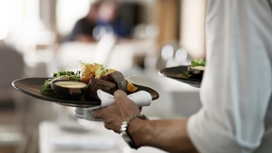Ce salariu i s-a oferit unui tânăr din Cluj, ca ospătar într-un restaurant. Când a auzit suma, s-a ridicat și a plecat