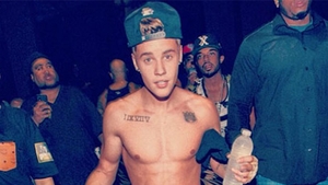 Justin Bieber a facut-o, din nou, lata! Iata cum a putut sa umble pe strada si ce gesturi rusinoase a facut!