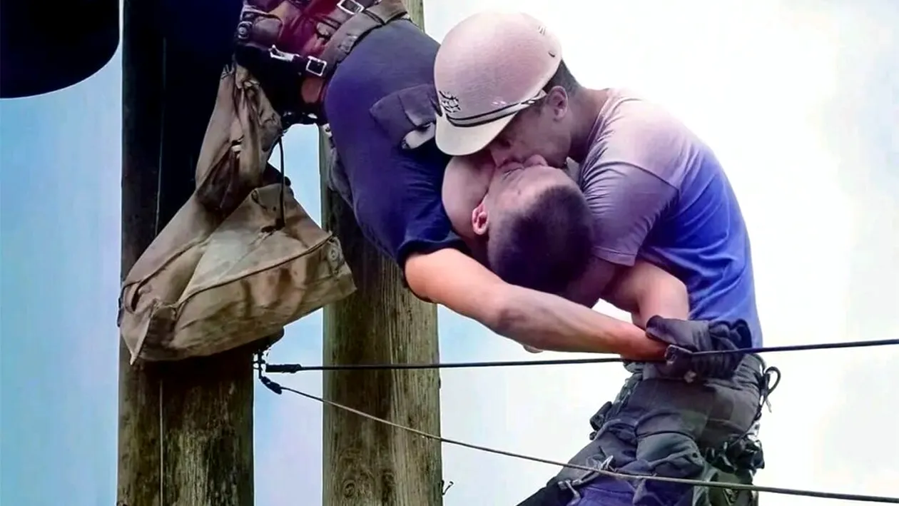 Povestea Sărutului vieții - cea mai emoționantă fotografie din istorie, cu un electrician electrocutat și colegul său care încearcă să-l mențină în viață