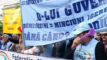 Sute de functionari publici picheteaza sediul guvernului