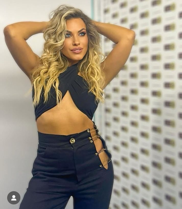 Amna își umple sutienul cu bani de Revelion. (sursă - instagram.com)