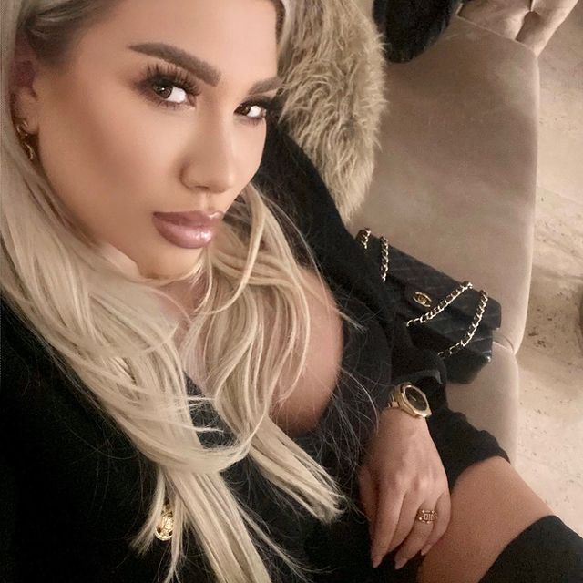 Gabriela, păpușa „Barbie” varianta 18+