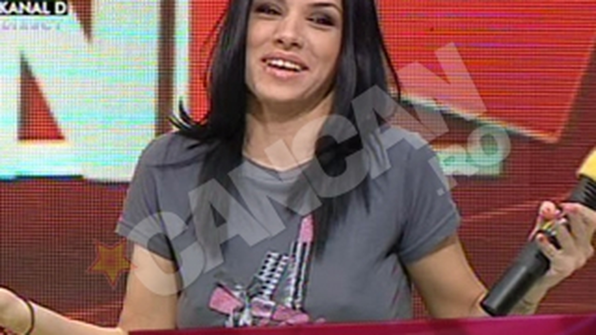 VIDEO Sorana, ex ASIA, intalnire nocturna cu Dan Bordeianu! Prietenul artistei i-a prins in fata blocului! Vezi ce a iesit!