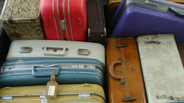 Hot inventiv! Se ascundea intr-un geamantan plasat in cargoul autobuzelor si fura din bagajele pasagerilor