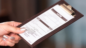 Client tras în piept la nota de plată, într-un restaurant. Cât a avut de plătit "taxă de serviciu discreționar"