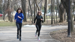 Imagini fierbinti cu Adela Popescu! Uite ce e in stare sa faca in public ca sa se mentina intr-o forma sexy!