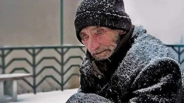 Poveste de viață: Într-o noapte rece, un miliardar a întâlnit un biet bătrân, afară