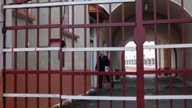 Gest şocant! Un deţinut din Penitenciarul Bacău, condamnat pentru viol, a ajuns la spital cu gâtul tăiat