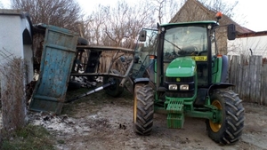 Copil de 4 ani, în stare gravă, după ce remorca unui tractor s-a răsturnat peste el