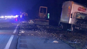 Culmea accidentelor rutiere: Un camion plin cu bere s-a izbit din plin într-un altul plin cu chipsuri!