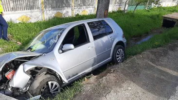 A înfipt mașina într-un cap de pod. Șoferul a rămas blocat și a fost scos de pompieri