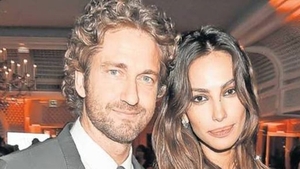 Gerard Butler SOCHEAZĂ! A fost fotografiat in timp ce-şi făcea nevoile in public! Imaginea asta o s-o dezguste pe Mădălina Ghenea