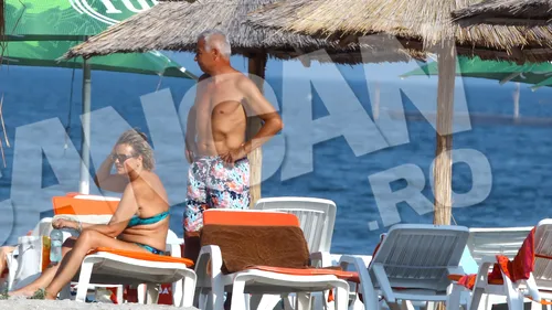 Cum se distreaza socrii Elenei Basescu, la plaja: el la table, ea la o… barfa mica! Vezi ce prieteni celebri au parintii lui Syda